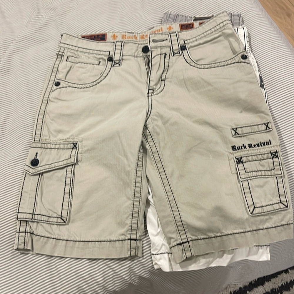 Men's rock revival 32/24 classic fit cargo jeans - like new - worn once too big.